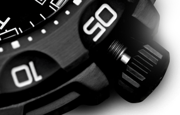 odkręcona koronka w czarnej kopercie zegarka P49 Tornado Pro marki traser