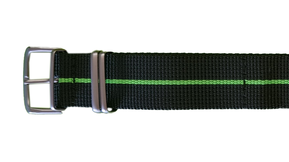 czarny pasek tekstylny typu NATO z zielonym paskiem pośrodku do zegarka marki traser