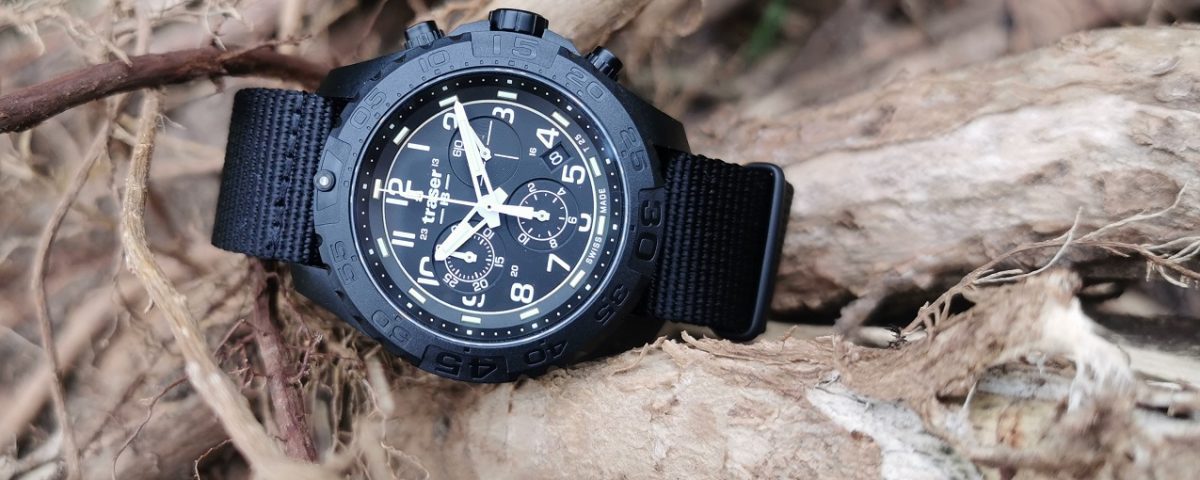 taktyczny zegarek traser P96 Evolution Black Chronograf na pustynnym krzewie