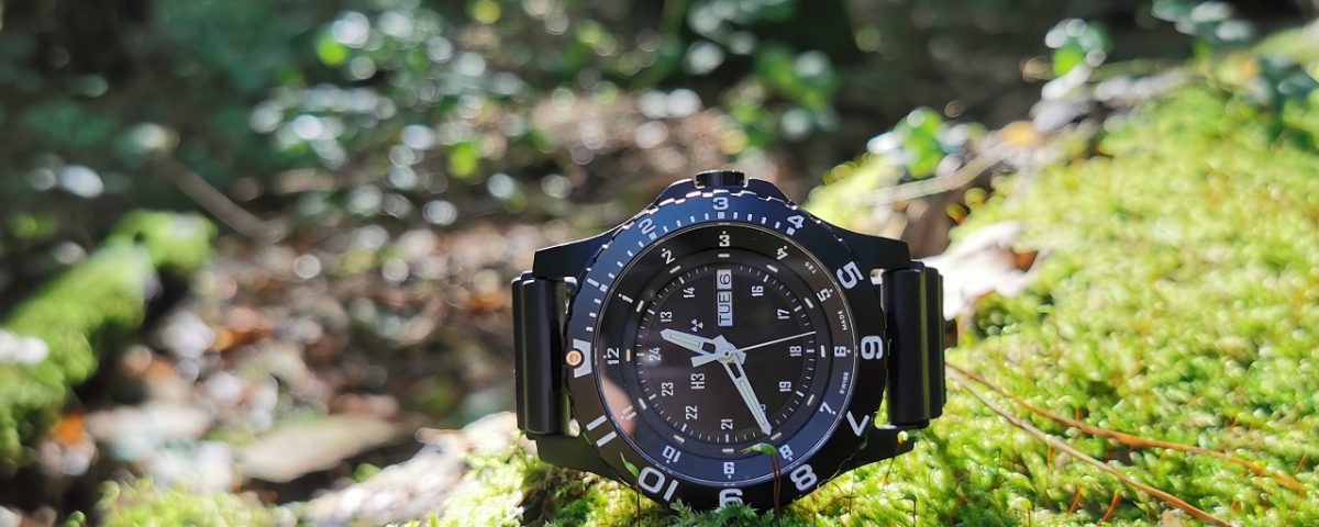 taktyczny zegarek traser P66 Type 6 MIL-G w lesie na mchu