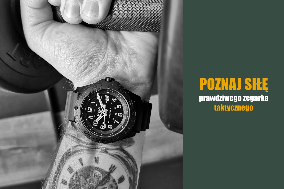 Czarny zegarek taktyczny marki traser, model P96 Outdoor Pioneer założony na wewnętrzną część męskiego, wytatuowanego nadgarstka z tat