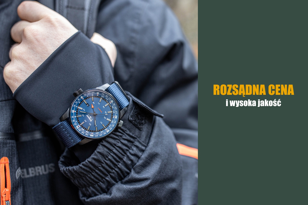 Niebieski zegarerk taktyczny marki traser P68 Pathfinder GMT Blue na ręce mężczyzny w granatowej kurce sportowej