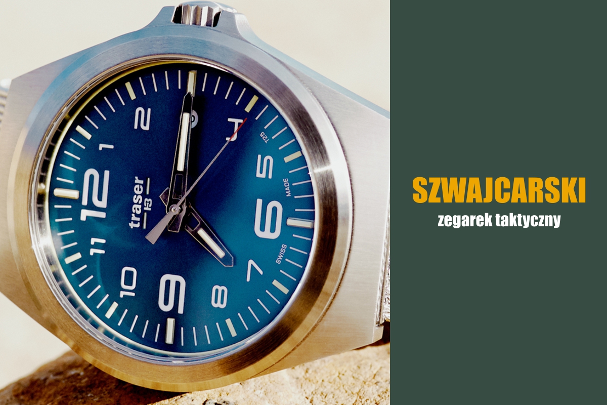 zegarek taktyczny traser P59 Essential blue. Niebieska tarcza i białe indexy arabskie w stalowej kopercie. Zegarek leży na kamieniu