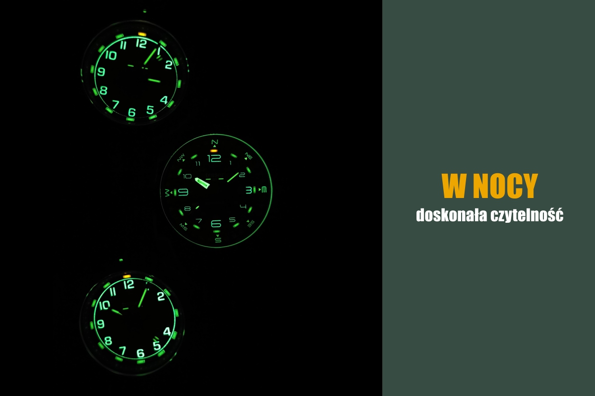 Trzy zegarki taktyczne marki traser w całkowitej ciemności. Widać świecące rurki trytu na tarczach, wskazówkach oraz jasnozielone cyfry arabskie