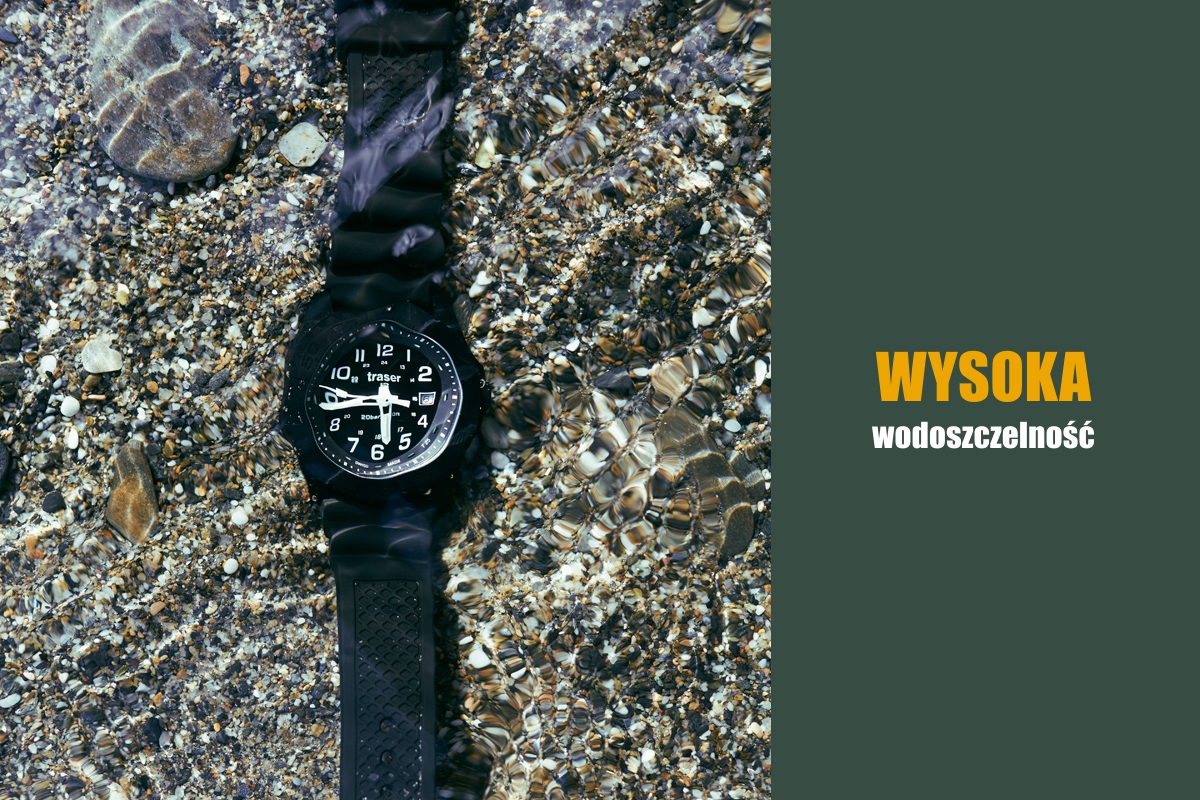 Zegarek tatktyczny traser P96 Outdoor Pioneer zanurzony w morzu. Czarna koperta, czarna tarcza i czarny pasek gumowy.