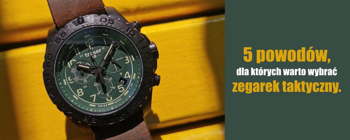 zegarek traser P96 Evolution Chrono green z zieloną tarczą, czarną kopertą i brązowym paskiem skózanym typu nato na tle żółtych desek drewnianych.